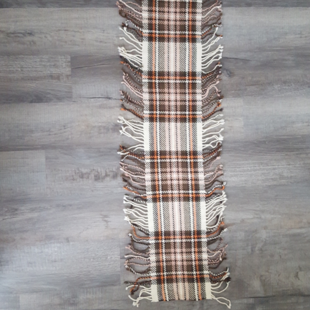 NWT Pretty 100% wool fringed scarf
